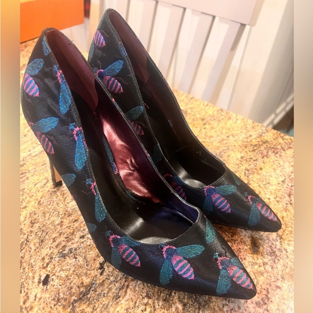 Nine West Tatiana Bee print pointy toe stilettos